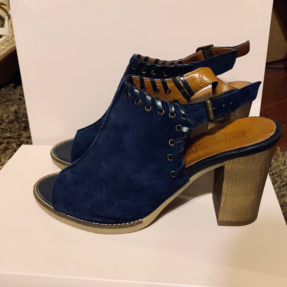Bella Vita Shoes - NEW SZ 7.5 Bella Vita Navy suede peep toe mules😍